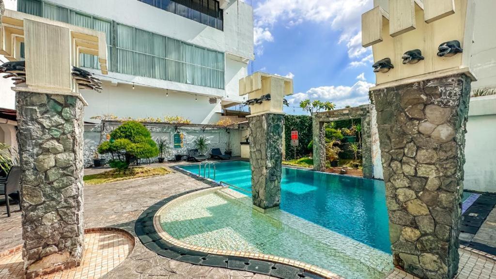 Malyabhara Hotel - Formerly Ibis Malioboro Yogyakarta Extérieur photo
